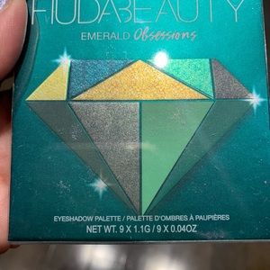 Huda beauty obsessions emerald Eyeshadow palette